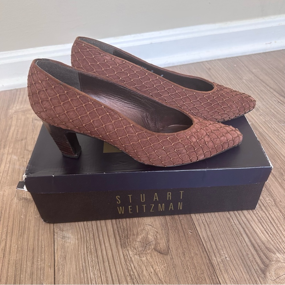 Stuart Weitzman Brown Quilted Suede Mid-Heel Pumps. Size 8